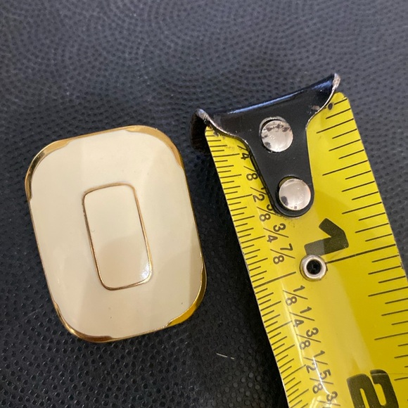 Vintage 80’s Gold tone square with cream enamel pierced Earrings - Picture 6 of 6